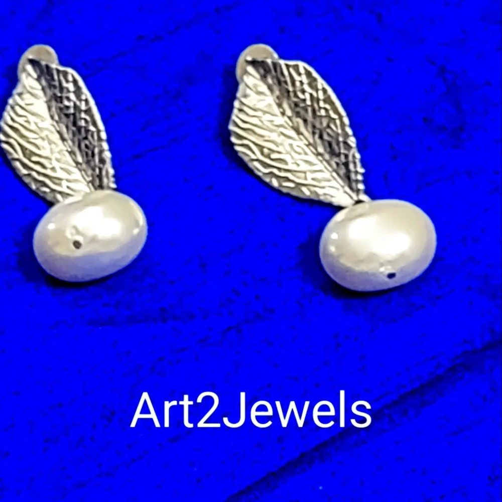 Earring - Picture 1 of 1